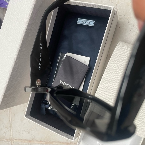 Prada sunglasses - Picture 4 of 7